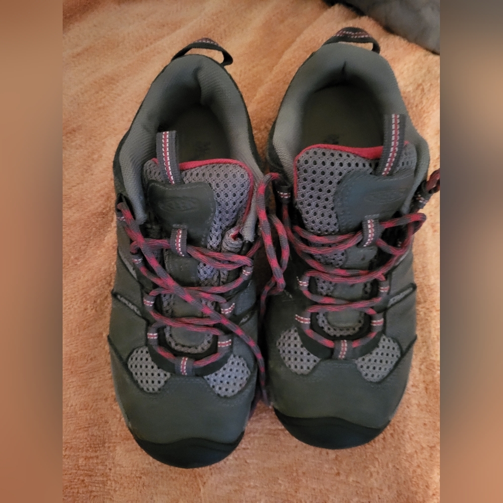 Women's Keen Koven hiking boots 7.5 WIDE Gray